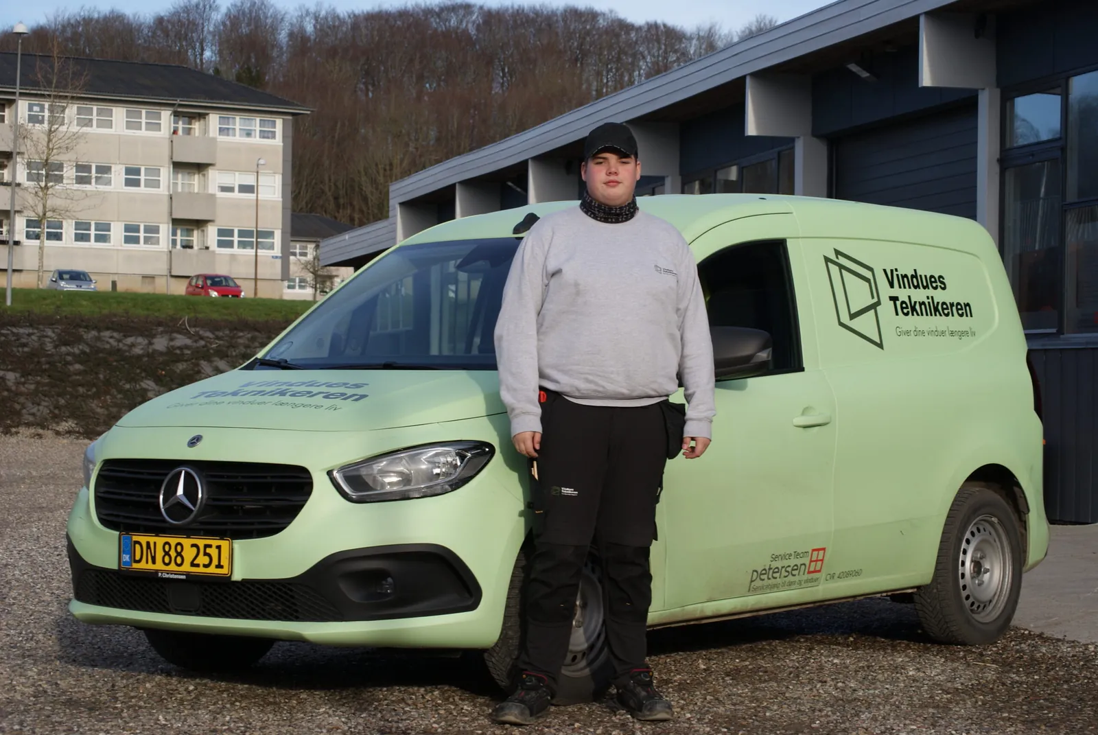 Servicetekniker fra VinduesTeknikeren ved firmabilen